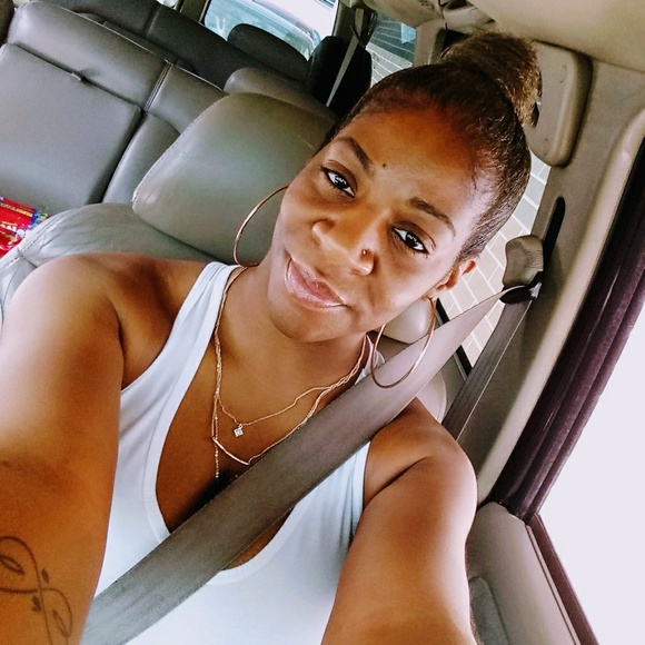 Meet your Posher, Andrea - Picture 2 of 2